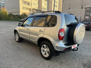 2014 Chevrolet Niva I Рестайлинг, серебристый, 678000 рублей, вид 3