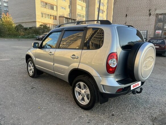 2014 Chevrolet Niva I Рестайлинг, серебристый, 678000 рублей - вид 2