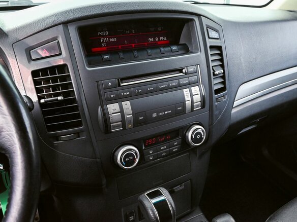 2014 Mitsubishi Pajero IV Рестайлинг 1, белый, 2075000 рублей - вид 9