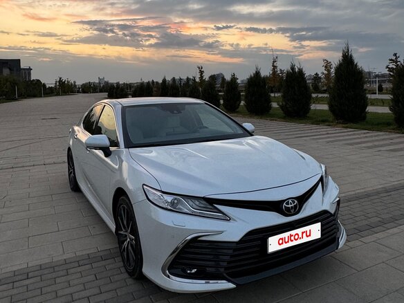 2021 Toyota Camry VIII (XV70) Рестайлинг, белый, 3700000 рублей - вид 2