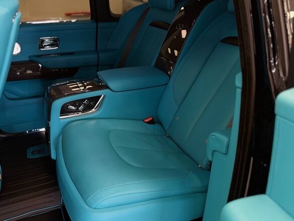 2023 Rolls-Royce Cullinan Black Badge I (Series I), чёрный, 39900000 рублей - вид 23