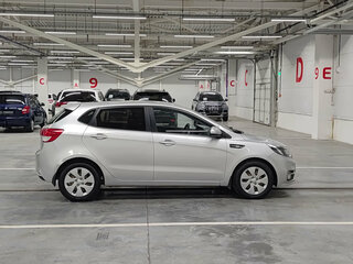 2015 Kia Rio III Рестайлинг, серебристый, 780000 рублей, вид 4