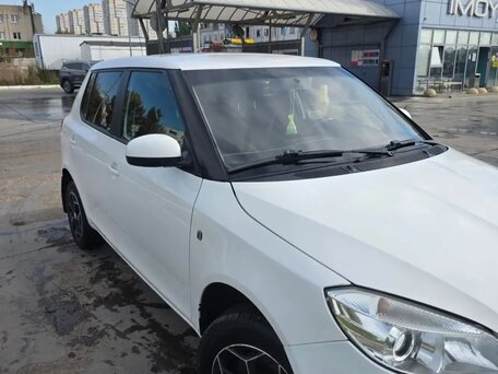 2013 Skoda Fabia II Рестайлинг, белый, 360000 рублей, вид 1