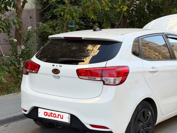 2015 Kia Rio III Рестайлинг, белый, 1100000 рублей - вид 5