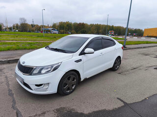 2012 Kia Rio 5-speed III, белый, 900000 рублей, вид 3