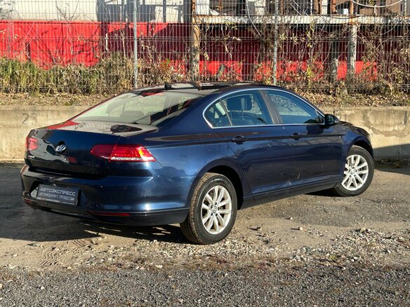 2017 Volkswagen Passat B8, синий, 1450000 рублей - вид 4