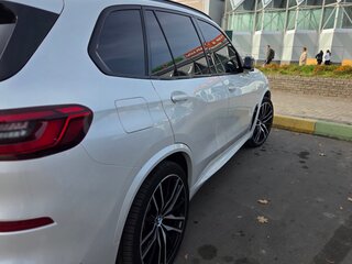 2020 BMW X5 30d IV (G05/G18), белый, 7700000 рублей, вид 4