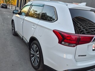 2019 Mitsubishi Outlander III Рестайлинг 3, белый, 2150000 рублей, вид 3