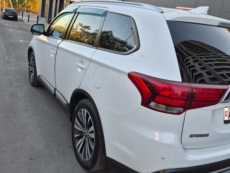2019 Mitsubishi Outlander III Рестайлинг 3, белый, 2150000 рублей, вид 3