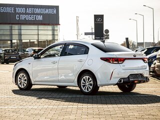 2022 Kia Rio IV Рестайлинг, белый, 1625000 рублей, вид 4