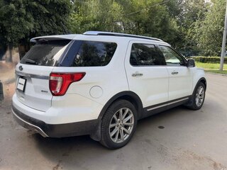 2017 Ford Explorer V Рестайлинг, белый, 2450000 рублей, вид 3