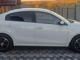 2018 Kia Rio IV, белый, 1400000 рублей, вид 3
