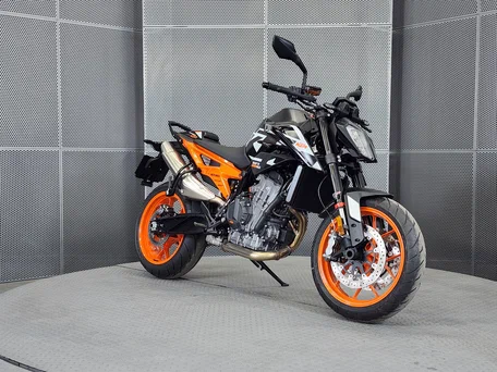 2023 KTM 890 Duke GP, чёрный, 899000 рублей, вид 2