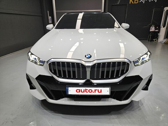 2026 BMW 5 серии 530i xDrive VIII (G60/G61/G68), белый - вид 1