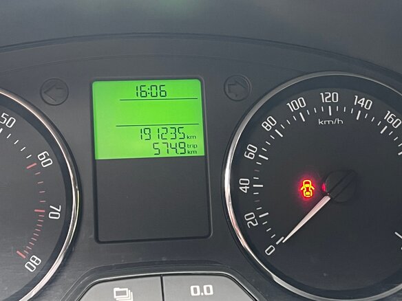 2012 Skoda Fabia II Рестайлинг, белый, 750000 рублей - вид 8