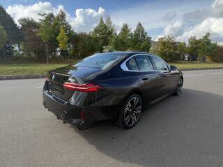 2025 BMW 5 серии 530i xDrive VIII (G60/G61/G68), чёрный, 7100000 рублей, вид 3
