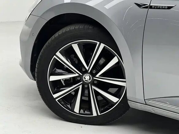 2025 Skoda Superb III Рестайлинг, серебристый, 3350000 рублей - вид 26