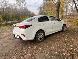 2017 Kia Rio IV, белый, 909000 рублей, вид 4