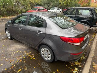 2017 Kia Rio III Рестайлинг, серый, 690000 рублей, вид 4