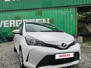 2014 Toyota Vitz III (XP130) Рестайлинг, белый, 860000 рублей, вид 2