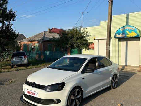2015 Volkswagen Polo V Рестайлинг, белый, 700000 рублей, вид 1