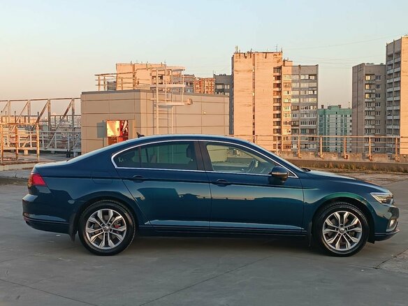 2021 Volkswagen Passat B8 Рестайлинг, синий, 2399000 рублей - вид 3