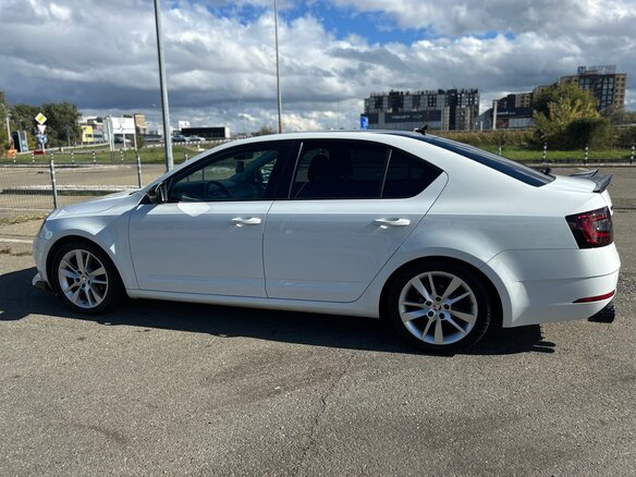 2017 Skoda Octavia III (A7) Рестайлинг, белый, 2000000 рублей - вид 12