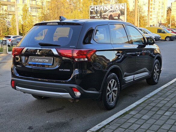 2017 Mitsubishi Outlander III Рестайлинг 2, чёрный, 1689000 рублей - вид 3