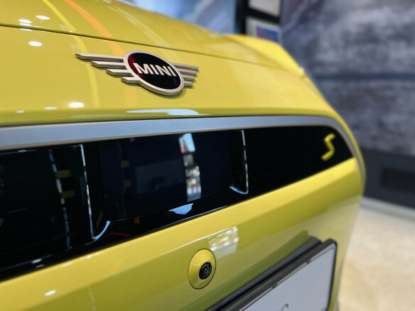 2025 Mini Hatch Cooper Electric SE IV (F65/F66/J01), жёлтый, 5590000 рублей - вид 24