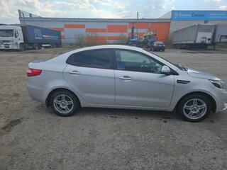 2013 Kia Rio 4-speed III, серебристый, 755000 рублей, вид 3