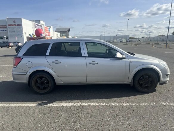 2011 Opel Astra H Рестайлинг, серебристый - вид 1