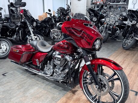 2017 Harley-Davidson Street Glide, красный, 1999000 рублей, вид 1