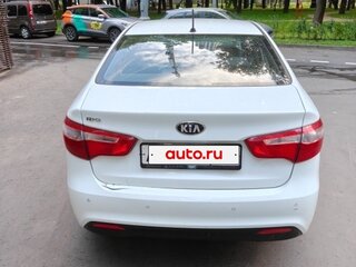 2013 Kia Rio 4-speed III, белый, 650000 рублей, вид 4