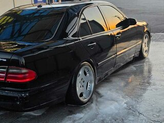 2001 Mercedes-Benz E-Класс 430 II (W210, S210) Рестайлинг, чёрный, 700000 рублей, вид 1