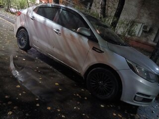 2015 Kia Rio III Рестайлинг, серебристый, 435000 рублей, вид 4
