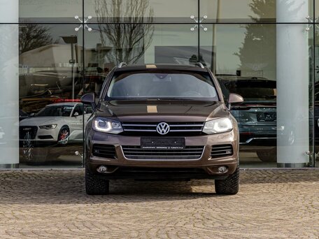 2014 Volkswagen Touareg II, коричневый, 2325000 рублей, вид 2