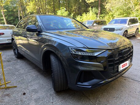 2022 Audi Q8 55 TFSI I (4M), серый, 8990000 рублей, вид 2