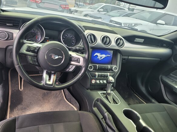 2018 Ford Mustang VI Рестайлинг, белый, 2390000 рублей - вид 4
