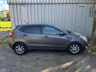2013 Kia Rio 5-speed III, серый, 784000 рублей, вид 4