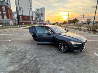 2022 Volvo S60 III, синий, 2350000 рублей, вид 3