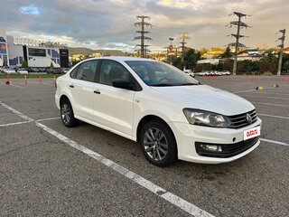 2018 Volkswagen Polo V Рестайлинг, белый, 1050000 рублей, вид 3