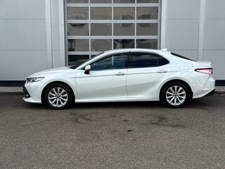 2019 Toyota Camry VIII (XV70), белый, 2650000 рублей, вид 2
