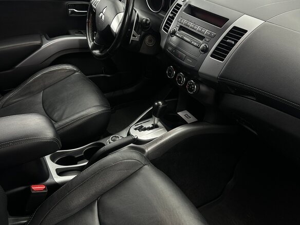 2011 Mitsubishi Outlander II Рестайлинг, белый, 1300000 рублей - вид 9
