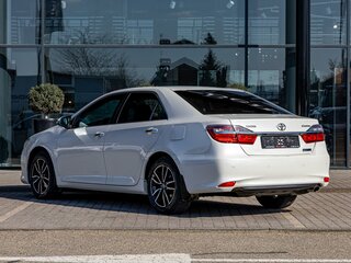2017 Toyota Camry VII (XV50) Рестайлинг, белый, 1815000 рублей, вид 4