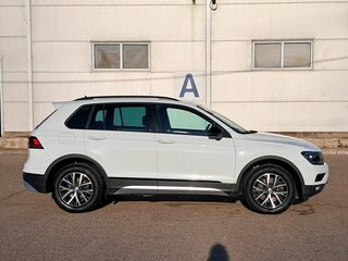 2018 Volkswagen Tiguan II, белый, 2565000 рублей, вид 4