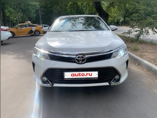 2017 Toyota Camry VII (XV50) Рестайлинг, белый, 2700000 рублей, вид 3
