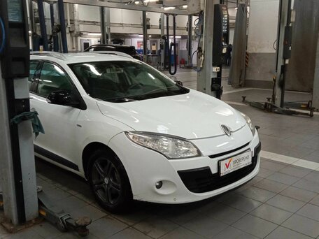2010 Renault Megane III, белый, 699000 рублей, вид 2