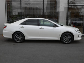 2015 Toyota Camry VII (XV50) Рестайлинг, белый, 1998000 рублей, вид 4