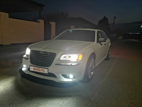 2012 Chrysler 300C II, белый - вид 2