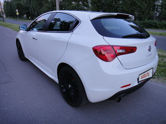 2011 Alfa Romeo Giulietta III, белый - вид 2